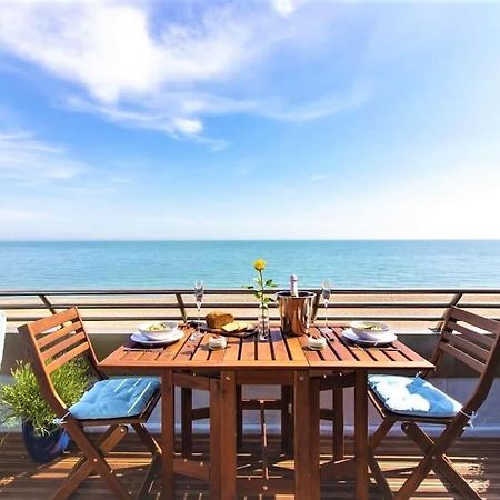 The Luxury Beach Property - Oceanbreeze Sandgate Exterior photo