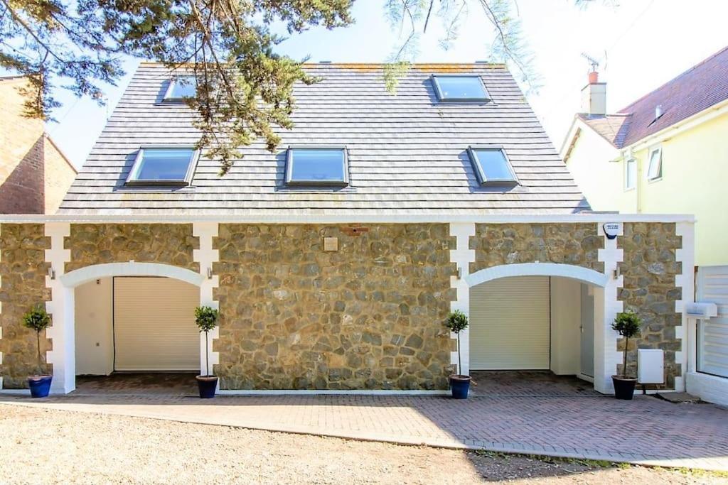 The Luxury Beach Property - Oceanbreeze Sandgate Exterior photo
