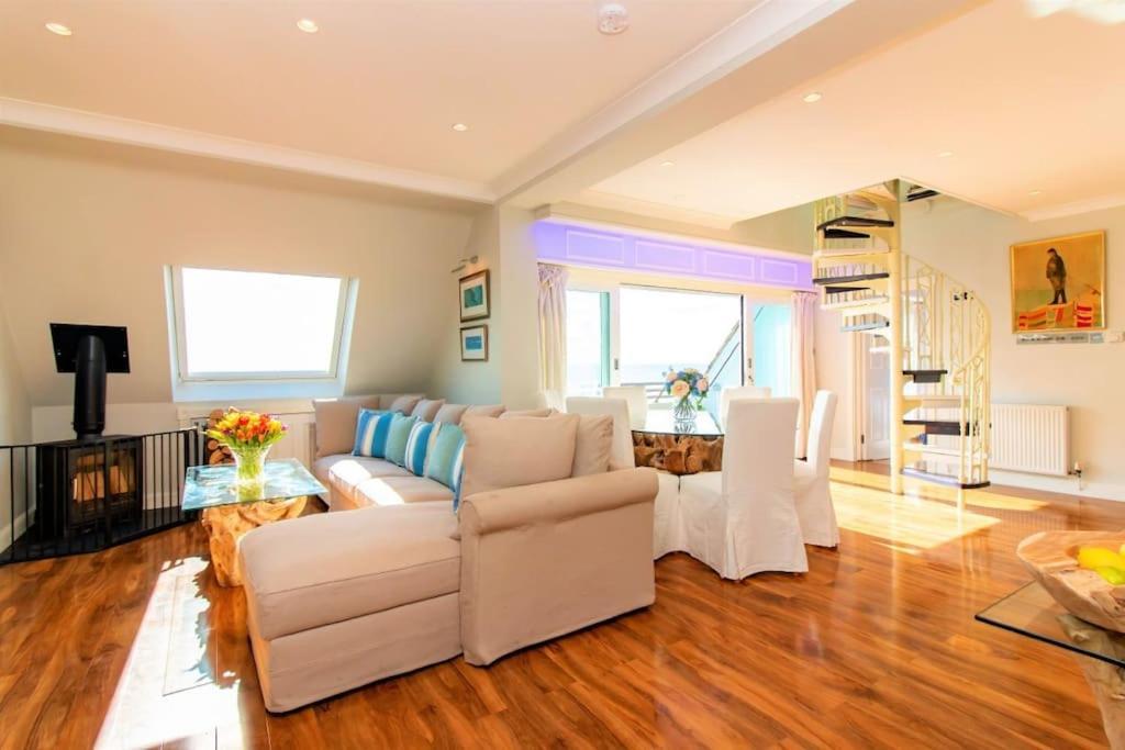 The Luxury Beach Property - Oceanbreeze Sandgate Exterior photo